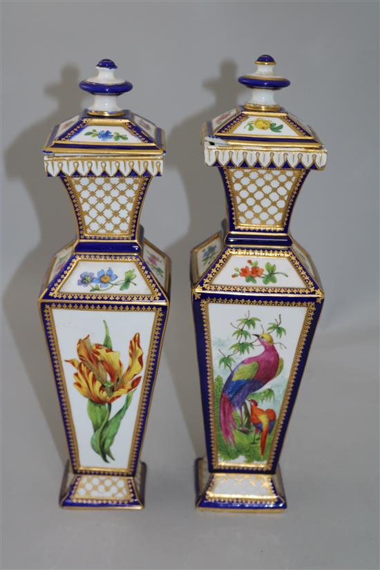 A pair of Samson of Paris hexagonal baluster vases and covers, in Chelsea gold anchor style, 35cm, one cover chipped